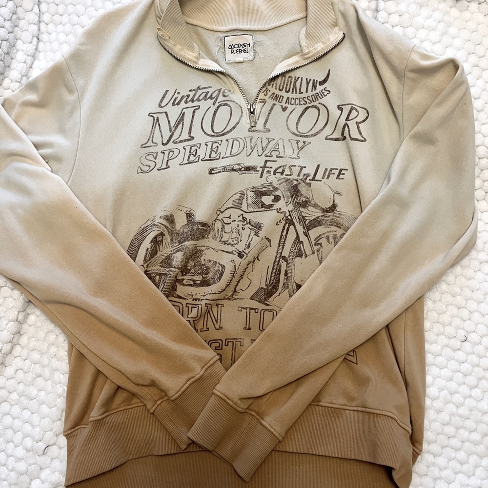 Buckle pullover